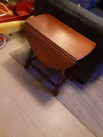 Drop leaf end table