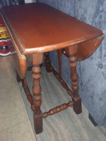 Drop leaf end table