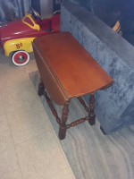 Drop leaf end table