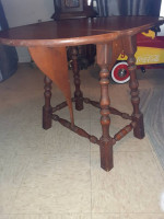 Drop leaf end table