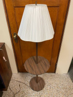 55” H End Table Lamp, Table Height 22.5” H x 15.5” W. lámpara de mesa