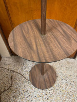 55” H End Table Lamp, Table Height 22.5” H x 15.5” W. lámpara de mesa