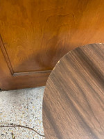 55” H End Table Lamp, Table Height 22.5” H x 15.5” W. lámpara de mesa