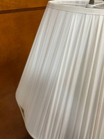 55” H End Table Lamp, Table Height 22.5” H x 15.5” W. lámpara de mesa