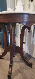 Antique Eastlake Victorian Walnut Oval Marble Top Parlor / End / Lamp Table