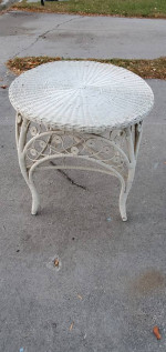 WICKER TABLE 23"