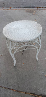 WICKER TABLE 23"