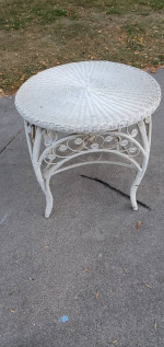 WICKER TABLE 23"