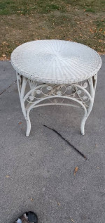 WICKER TABLE 23"