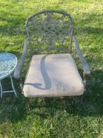 Beautiful Bistro Set 2 Chairs and Side Table **