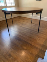 Hekman round dining table