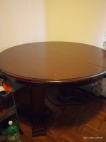 Round/oval dining table w/four chairs