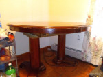 Round/oval dining table w/four chairs
