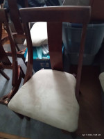 Round/oval dining table w/four chairs