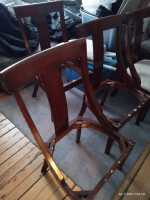 Round/oval dining table w/four chairs