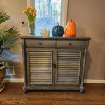 GORGEOUS BROYHIL TABLE CABINET EXCELLENT CONDITION, DISTRESSED ACCENT