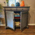 GORGEOUS BROYHIL TABLE CABINET EXCELLENT CONDITION, DISTRESSED ACCENT