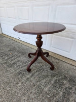 Ethan Allen georgian court round cherry side accent table