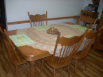 Oak table and 5 matching chairs / leaves
