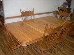 Oak table and 5 matching chairs / leaves