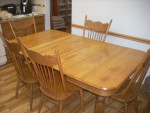 Oak table and 5 matching chairs / leaves