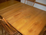 Oak table and 5 matching chairs / leaves