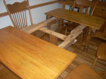 Oak table and 5 matching chairs / leaves
