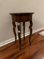 Ethan Allen Round Wood Accent / End / Side Table