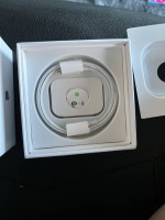 Apple airpods pro gen 2 magesafe charging case