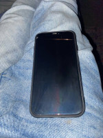 IPHONE XR EXCELLENT CONDITION (airpods included)