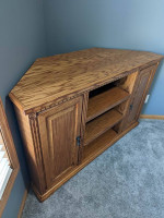BROYHILL SOLID WOOD TABLE & CHINA HUTCH