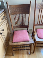 Solid oak claw foot round table with 3 leaves and 3 chairs
