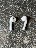 OLD AirPods (2018)