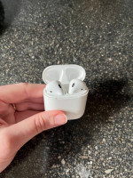 OLD AirPods (2018)
