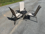 Beautiful Patio Set Round Table and 3 Chairs OBO**