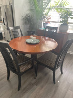 Beautiful Ethan Allen table and chairs dinning table with leaf