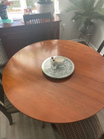 Beautiful Ethan Allen table and chairs dinning table with leaf