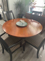 Beautiful Ethan Allen table and chairs dinning table with leaf