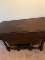 Drop leaf table