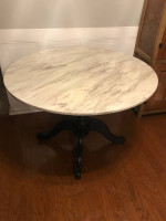 Round dining table