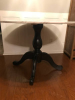 Round dining table