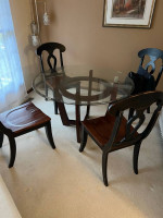 Round dining/ kitchen table and chairs