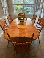 Beautiful Solid Wood Kitchen Table Set: Table with 2 Leafs & 6 Chairs