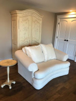 Bombay end table, excellent