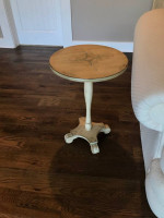 Bombay end table, excellent