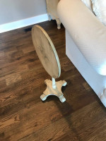 Bombay end table, excellent