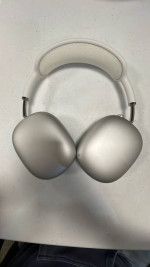 Apple AirPods Max (LIGHTLY WORN) comes with carrying case as well