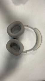 Apple AirPods Max (LIGHTLY WORN) comes with carrying case as well
