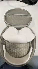 Apple AirPods Max (LIGHTLY WORN) comes with carrying case as well
