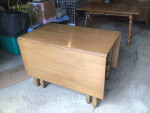 Gate leg table